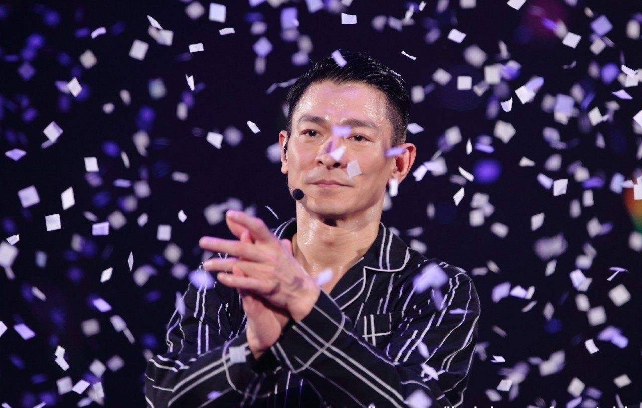 刘德华与6岁小女孩互动,刘德华和小女孩合照