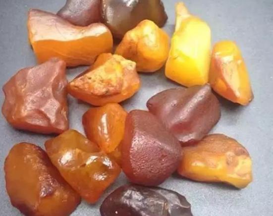 琥珀蜜蜡原石该如何挑选,怎么挑选琥珀原石