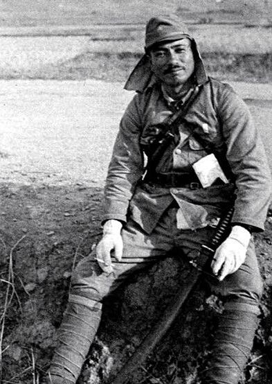 日军帽子上的屁帘有何作用,日军帽上的两块布干嘛用的