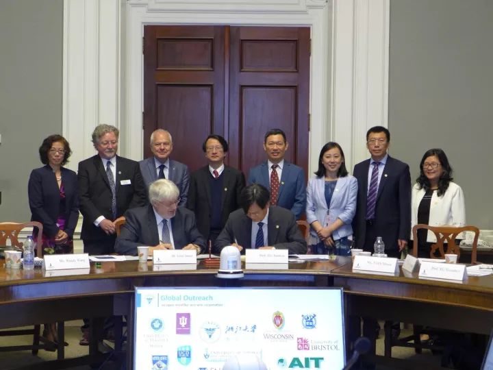 浙江大学校长给哈佛校长送了一副“看不懂”的字?你看懂了吗?