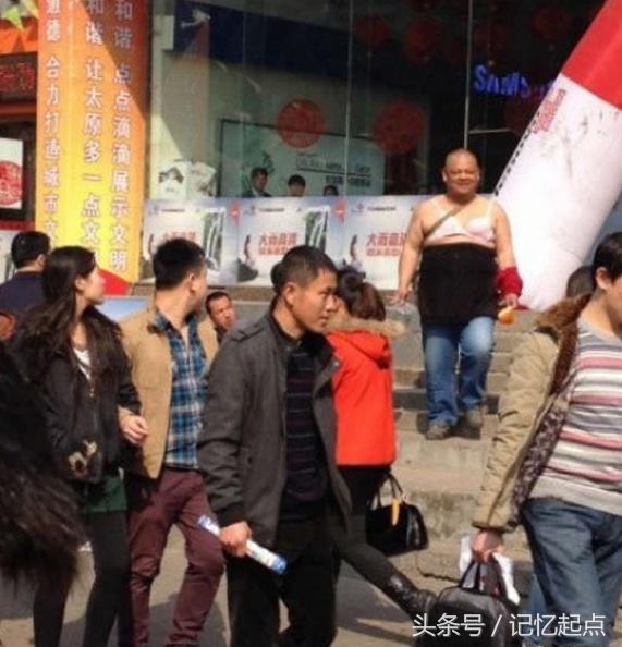 学校组织学生第二天穿父母工作服来上课，小明真太屌丝了