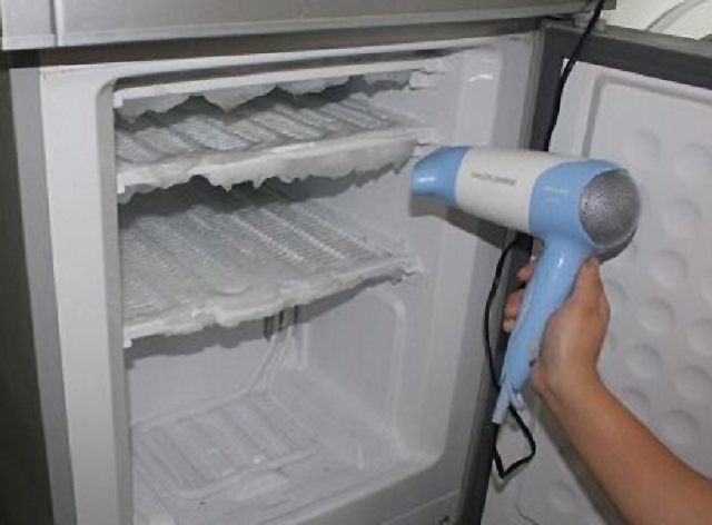 冰箱下面结了很厚的冰怎么去掉,冰箱里结了很厚的冰怎样去除得快
