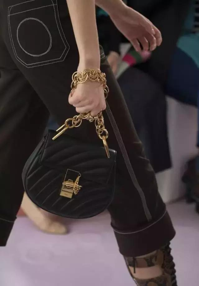 刘雯唐嫣同款小猪包,刘雯唐嫣最新消息