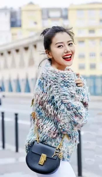 刘雯唐嫣同款小猪包,刘雯唐嫣最新消息