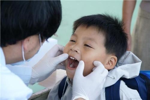 宝宝牙齿长歪了怎么办动画,宝妈矫正牙齿视频教程