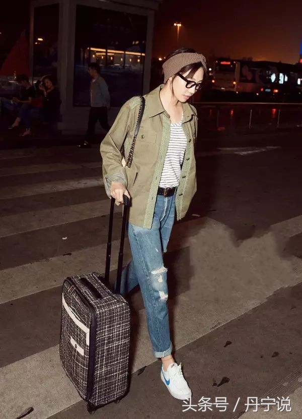 白百何白色衬衫黑色休闲裤活动,白百何人品