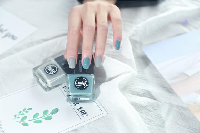 如何挑选适合自己的指甲油,两种颜色的指甲油怎么搭配好