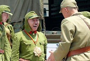 日军帽子上的屁帘有何作用,日军帽上的两块布干嘛用的