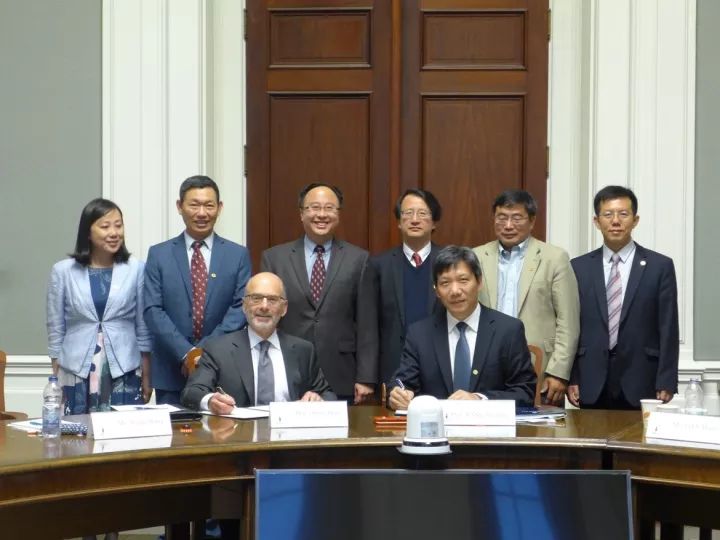 浙江大学校长给哈佛校长送了一副“看不懂”的字?你看懂了吗?