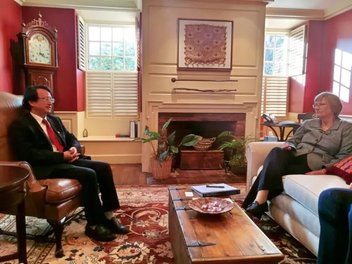 浙江大学校长给哈佛校长送了一副“看不懂”的字?你看懂了吗?