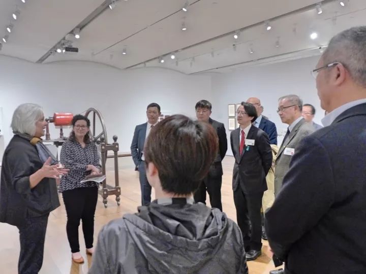 浙江大学校长给哈佛校长送了一副“看不懂”的字?你看懂了吗?