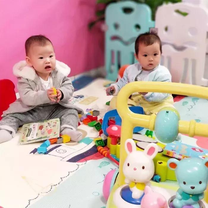 老板支持员工带小孩上班,员工带孩子上班老板帮忙带娃