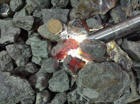 琥珀蜜蜡原石该如何挑选,怎么挑选琥珀原石