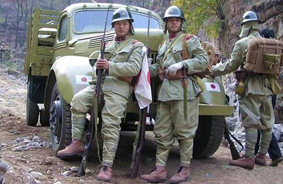 日军帽子上的屁帘有何作用,日军帽上的两块布干嘛用的