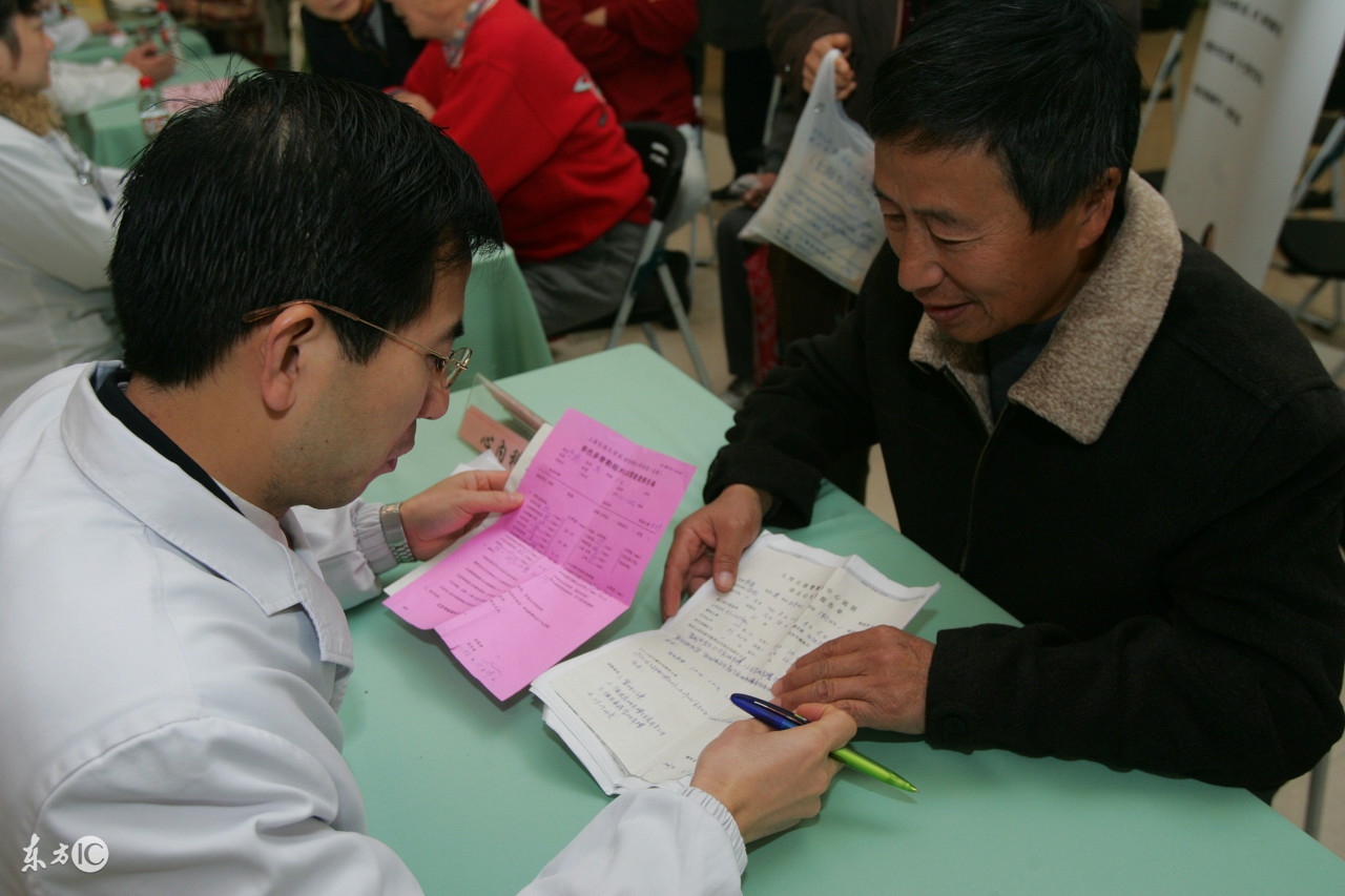 农村人看病忘带钱帮忙交了2万,农村看病不要钱是好事还是坏事