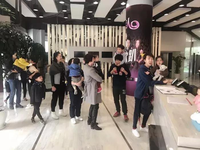 老板支持员工带小孩上班,员工带孩子上班老板帮忙带娃