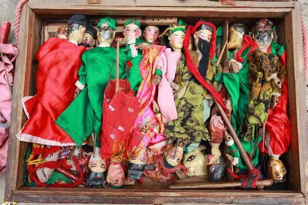 有一种戏叫做“蚊帐戏”,有一个人看得直入迷