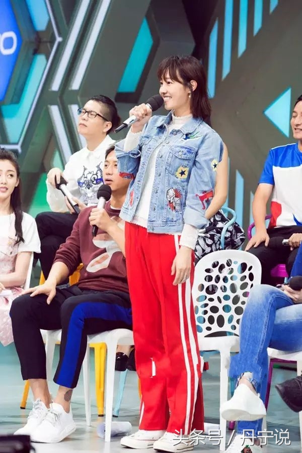 白百何白色衬衫黑色休闲裤活动,白百何人品