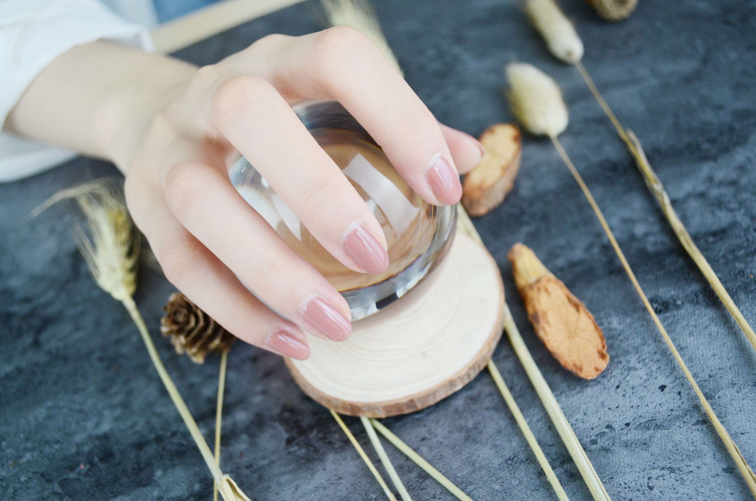 如何挑选适合自己的指甲油,两种颜色的指甲油怎么搭配好