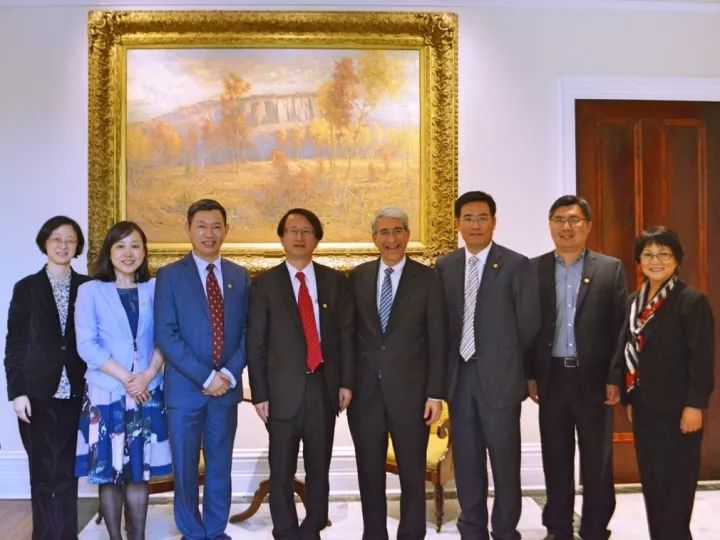 浙江大学校长给哈佛校长送了一副“看不懂”的字?你看懂了吗?