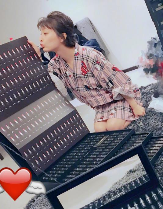 与收到LV圣诞树的她比，网友说：你们别出来自讨没趣了！