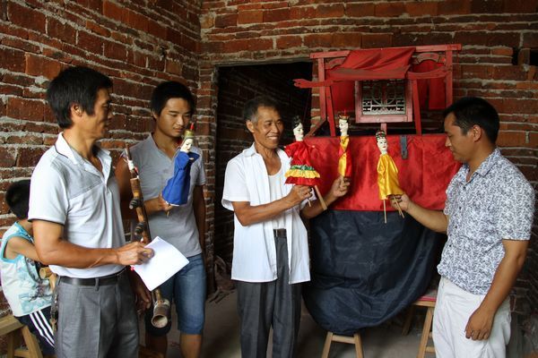 有一种戏叫做“蚊帐戏”,有一个人看得直入迷