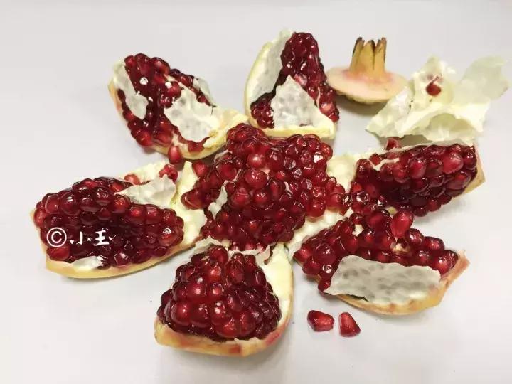剥石榴用这个方法简单又实用哦,剥石榴的技巧简单实用你学会了吗