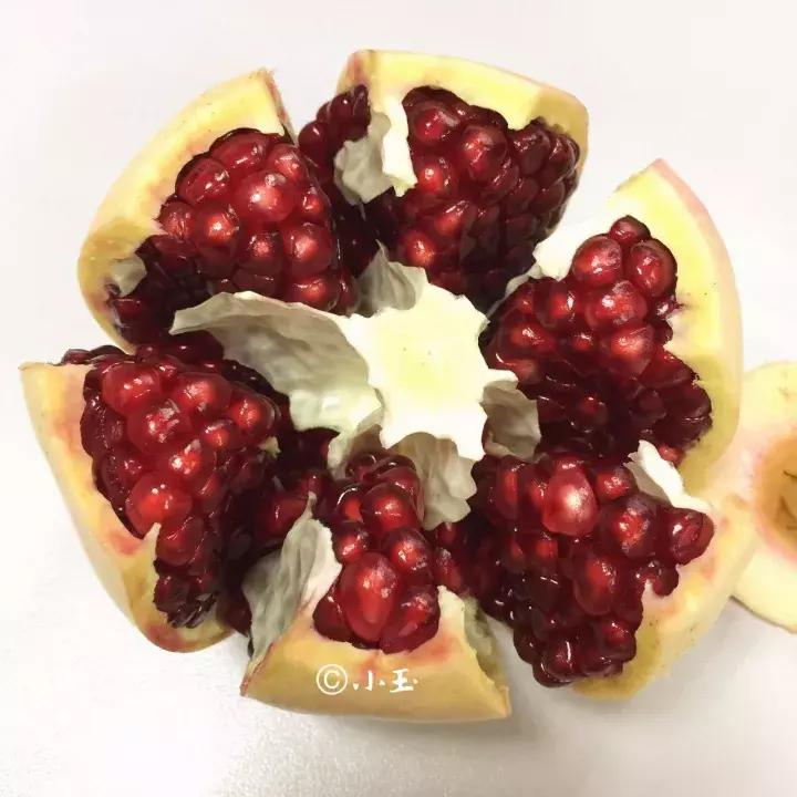 剥石榴用这个方法简单又实用哦,剥石榴的技巧简单实用你学会了吗