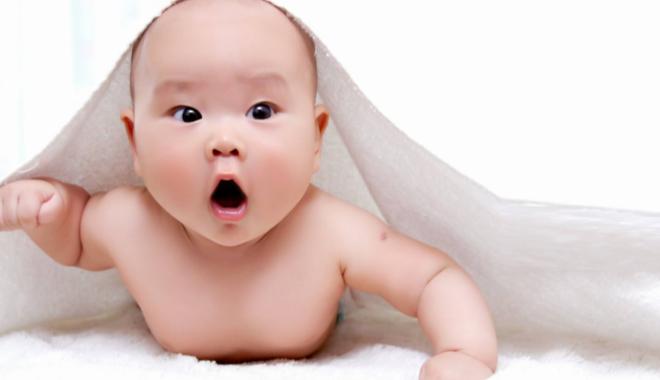 新生儿肚子胀气如何快速放屁排气,新生儿肚子胀气睡觉总是扭来扭去