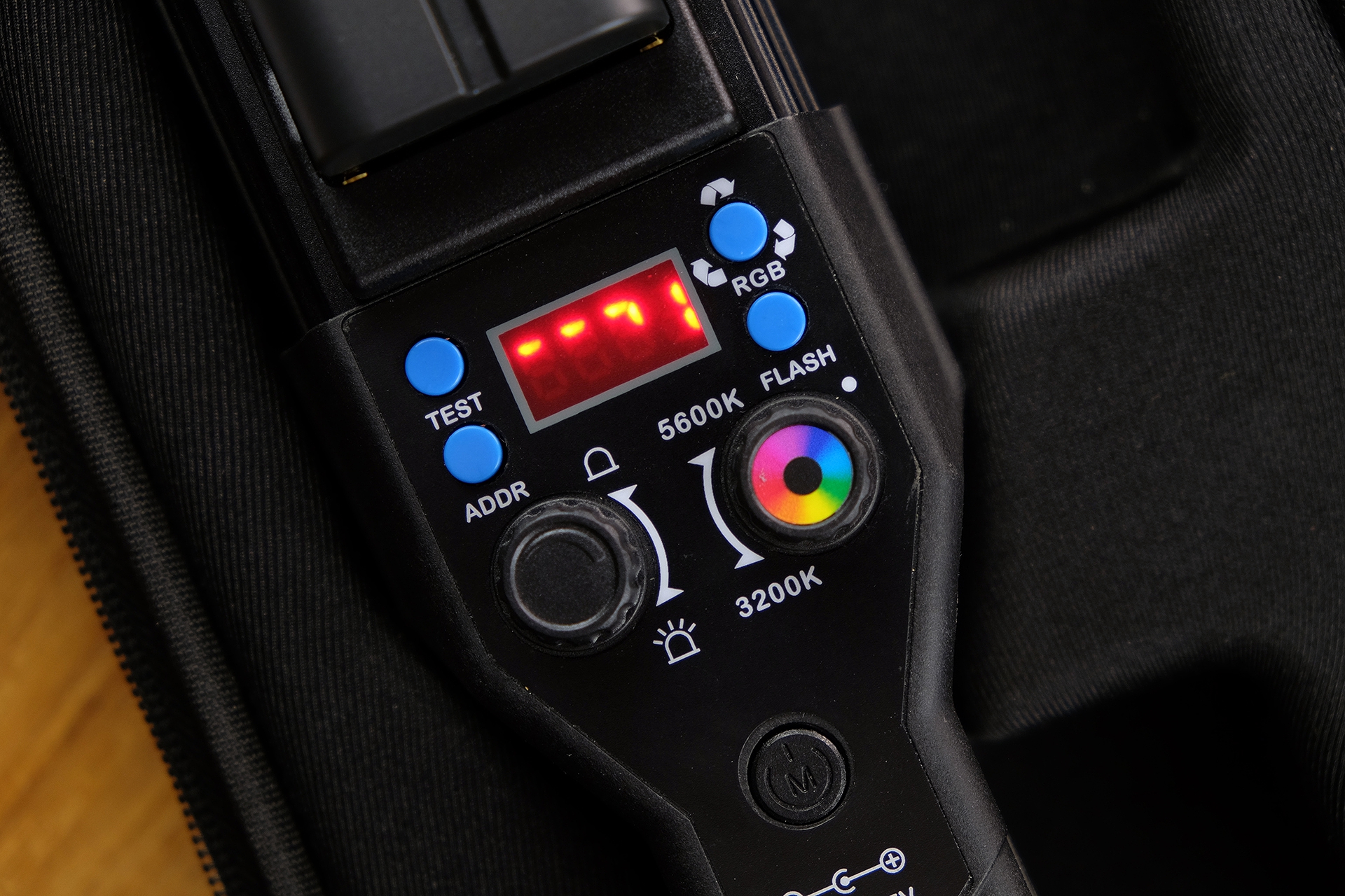 人像摄影补光灯推荐,怎样选择户外人像摄影补光灯