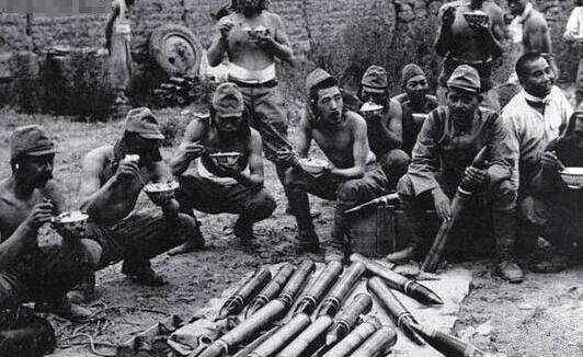 日军帽子上的屁帘有何作用,日军帽上的两块布干嘛用的