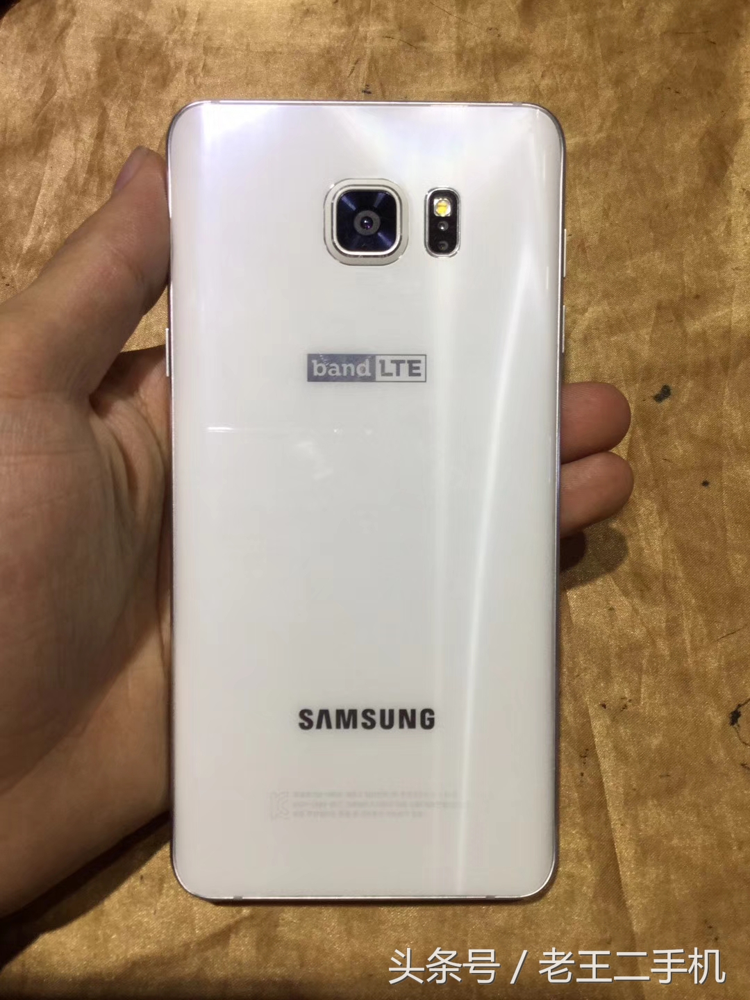 三星note8太贵，boom7不敢买，1000买了部三星note5，还是很美的