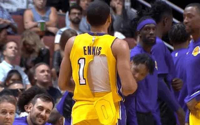 欧文和詹皇,球衣撕坏事件