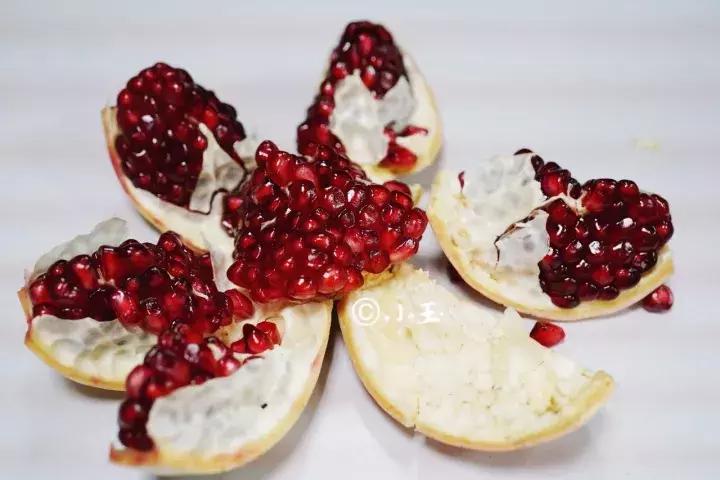 剥石榴用这个方法简单又实用哦,剥石榴的技巧简单实用你学会了吗