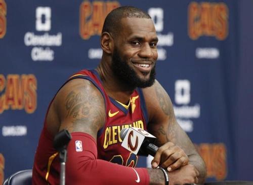 詹姆斯被包夹有多强,詹姆斯被人恶意犯规多次选择无视