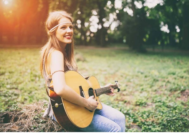 预算2000元的民谣吉他，最后她只花了600就拿下了