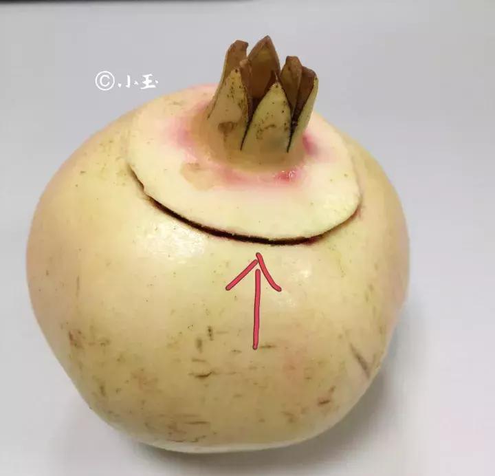 剥石榴用这个方法简单又实用哦,剥石榴的技巧简单实用你学会了吗