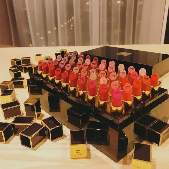 吴昕晒满满一箱的大牌口红,却被何穗一张图秒杀!