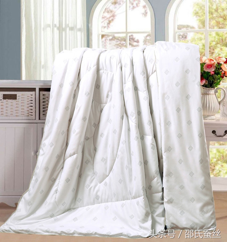 蚕丝被被水洗了怎么晾干,蚕丝被水洗后还能翻新吗