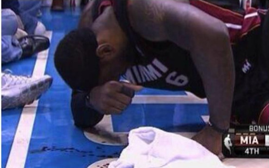 詹姆斯被包夹有多强,詹姆斯被人恶意犯规多次选择无视