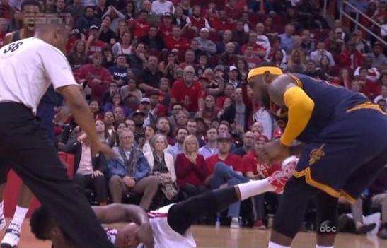 詹姆斯被包夹有多强,詹姆斯被人恶意犯规多次选择无视