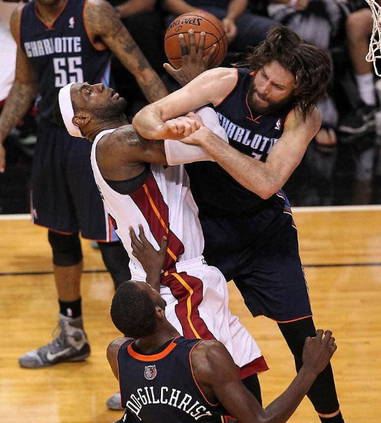 詹姆斯被包夹有多强,詹姆斯被人恶意犯规多次选择无视