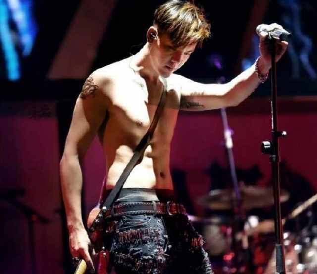 男星肌肉照罕见曝光,看到陈学冬后,我终于懂郭敬明了