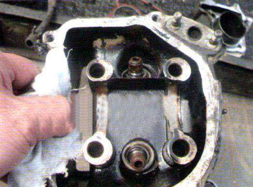 发动机冒黑烟蓝烟白烟原因,汽车冒黑烟白烟蓝烟是什么原因