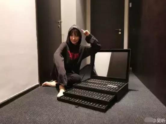 吴昕晒满满一箱的大牌口红,却被何穗一张图秒杀!