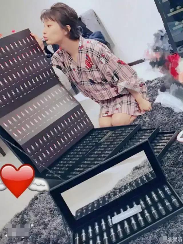 吴昕晒满满一箱的大牌口红,却被何穗一张图秒杀!
