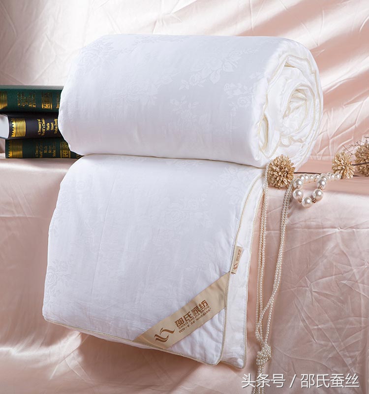 蚕丝被被水洗了怎么晾干,蚕丝被水洗后还能翻新吗