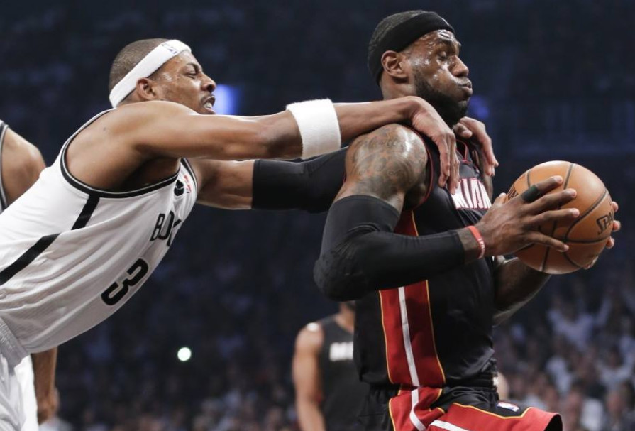 詹姆斯被包夹有多强,詹姆斯被人恶意犯规多次选择无视