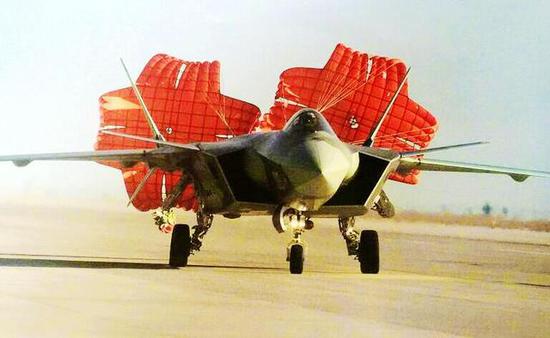 我国战机为什么都用减速伞,为什么中国战机有减速伞