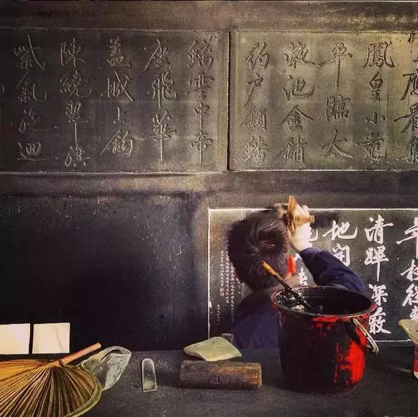 巷尾老爷爷卖的文房四宝，味道弥漫过旧旧的后院